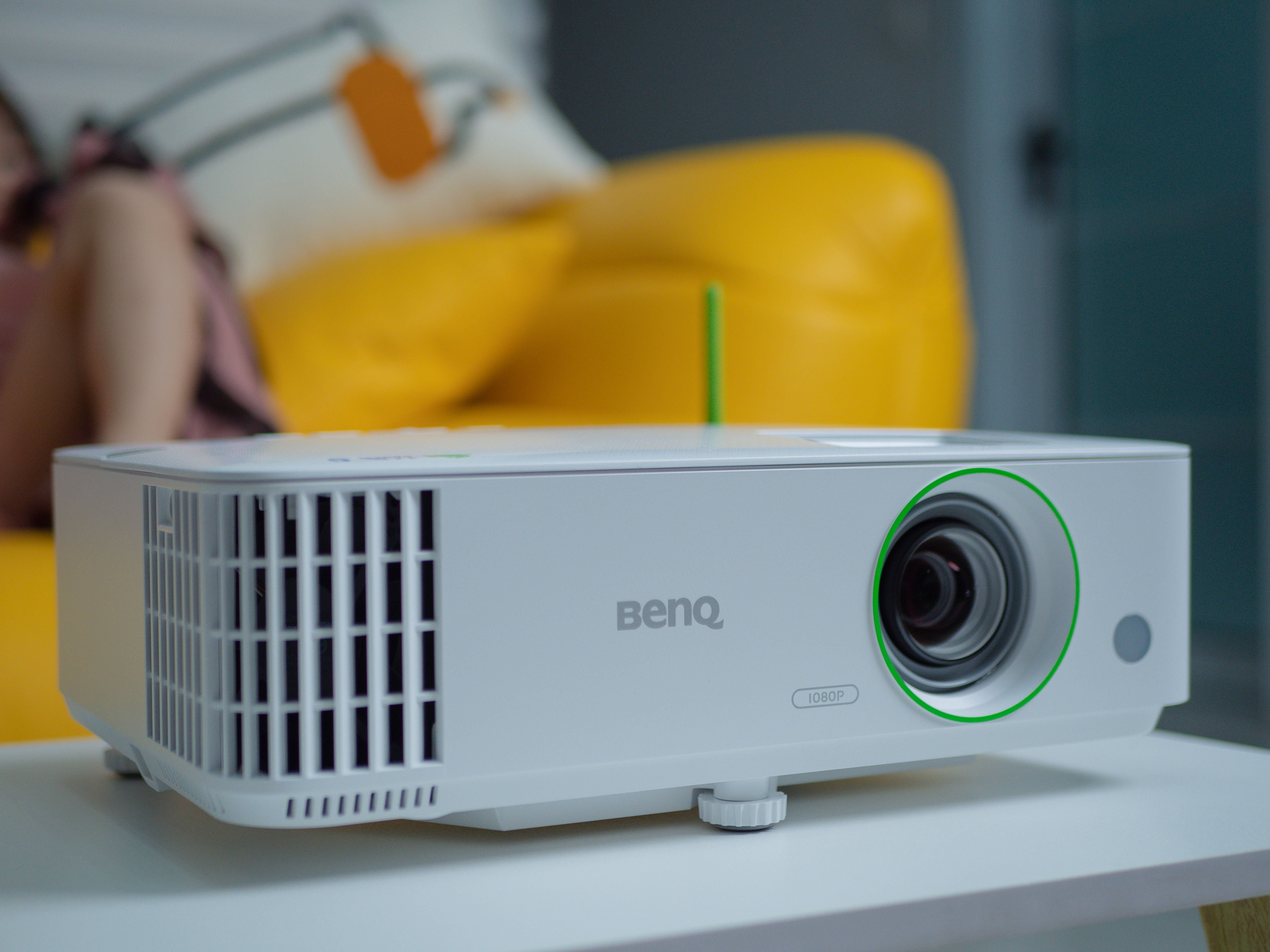 突破屏幕限制，享受沉浸体验：明基E582智能投影仪体验