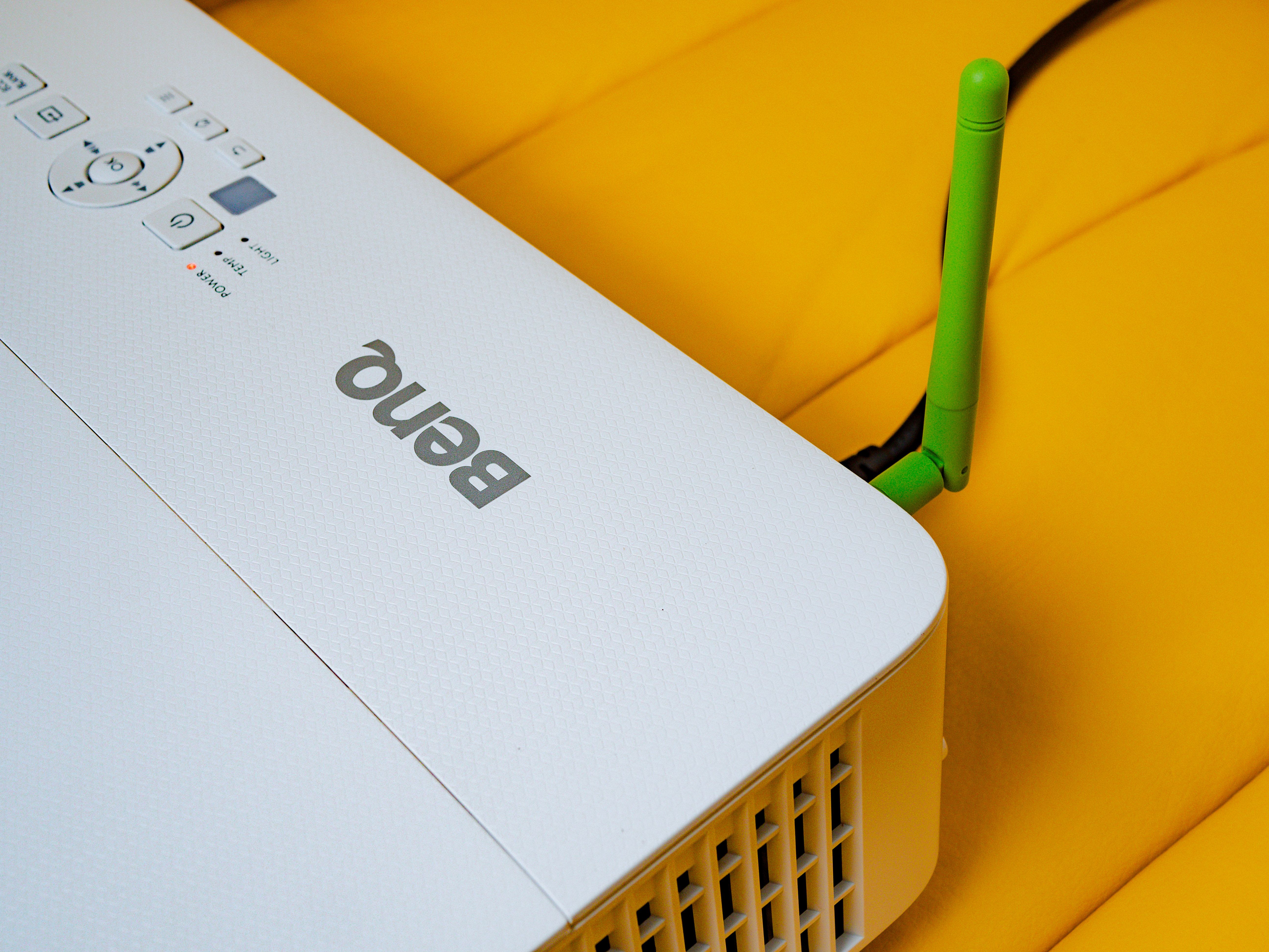 突破屏幕限制，享受沉浸体验：明基E582智能投影仪体验