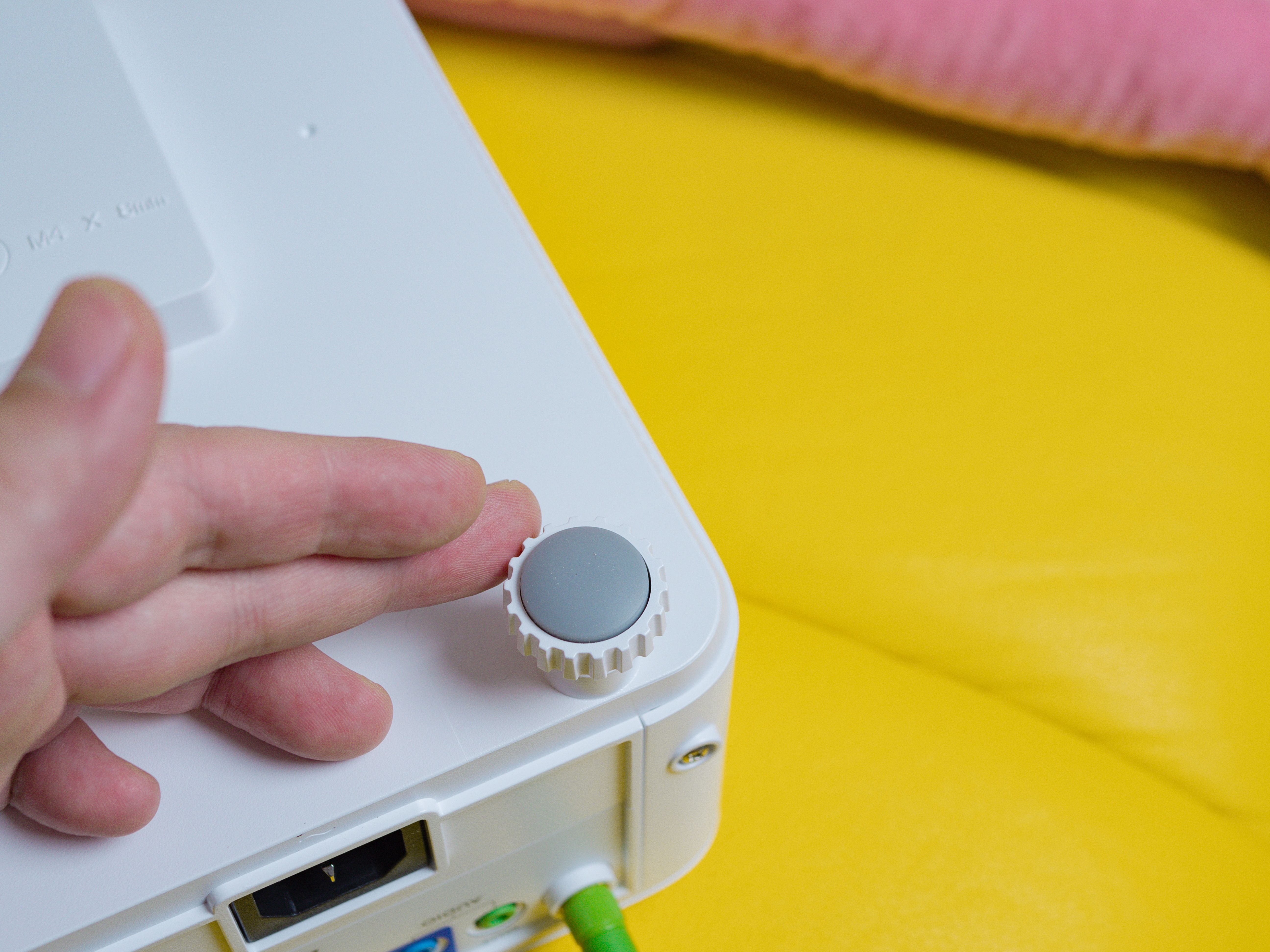 突破屏幕限制，享受沉浸体验：明基E582智能投影仪体验