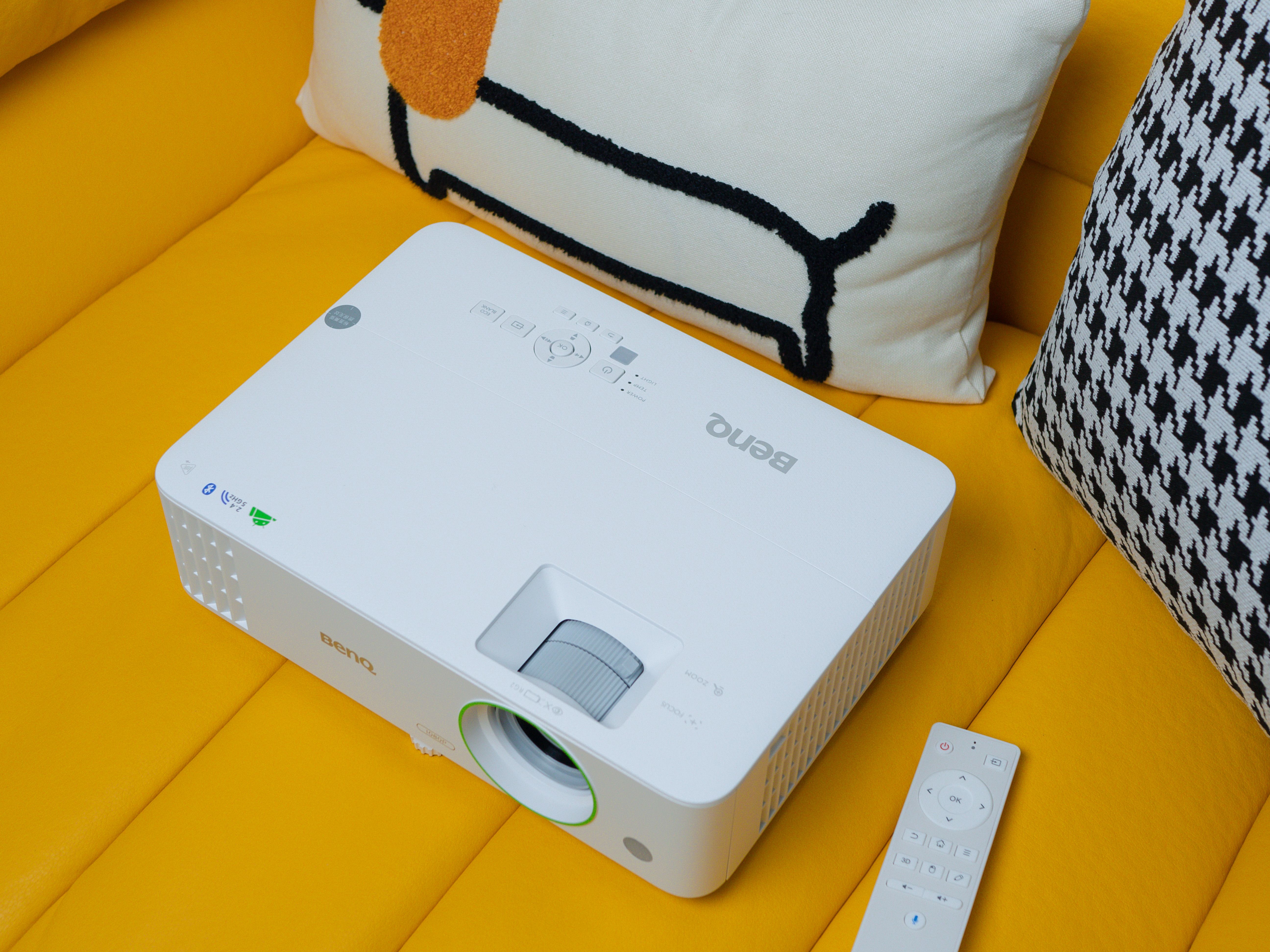 突破屏幕限制，享受沉浸体验：明基E582智能投影仪体验