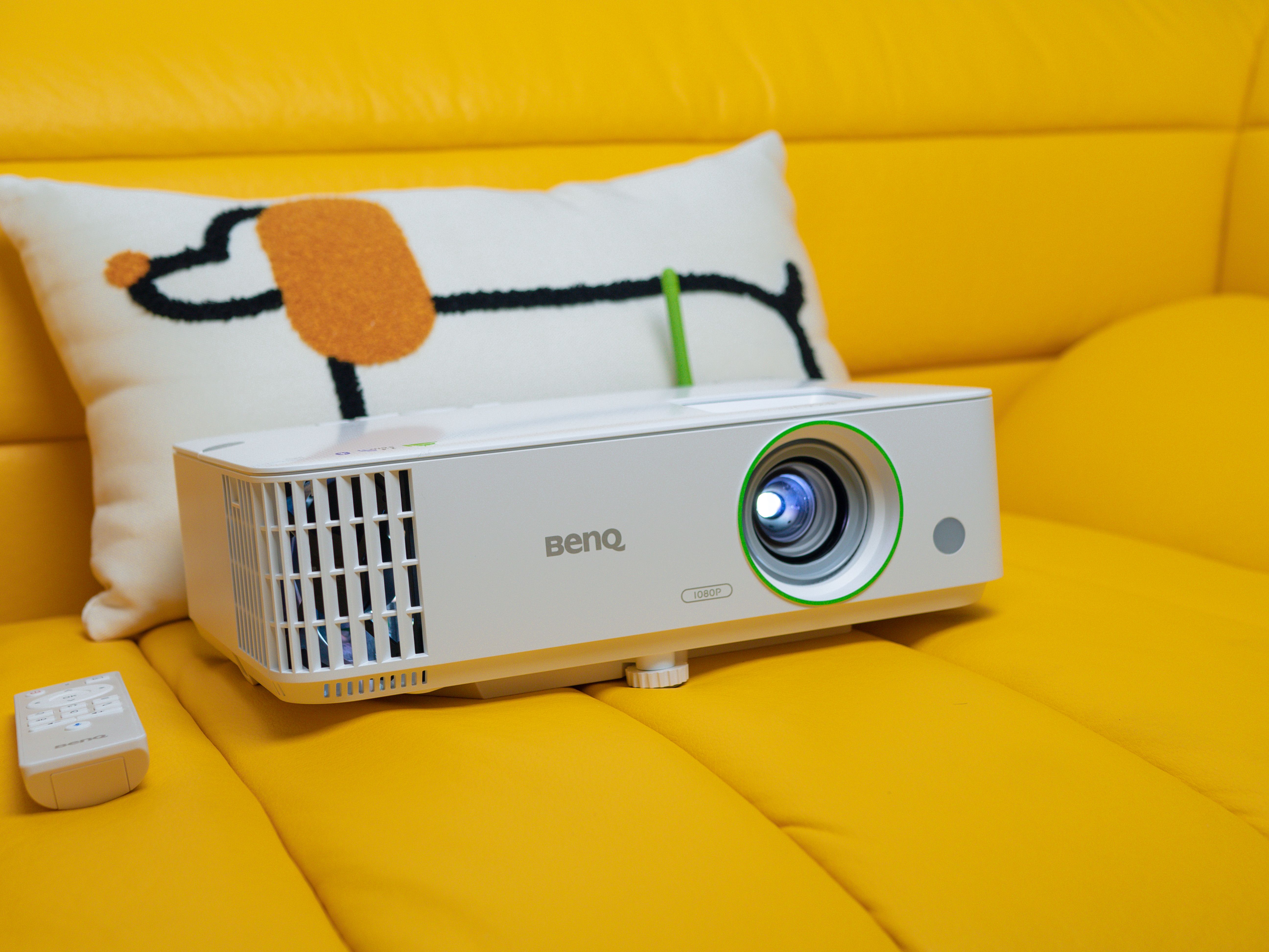 突破屏幕限制，享受沉浸体验：明基E582智能投影仪体验