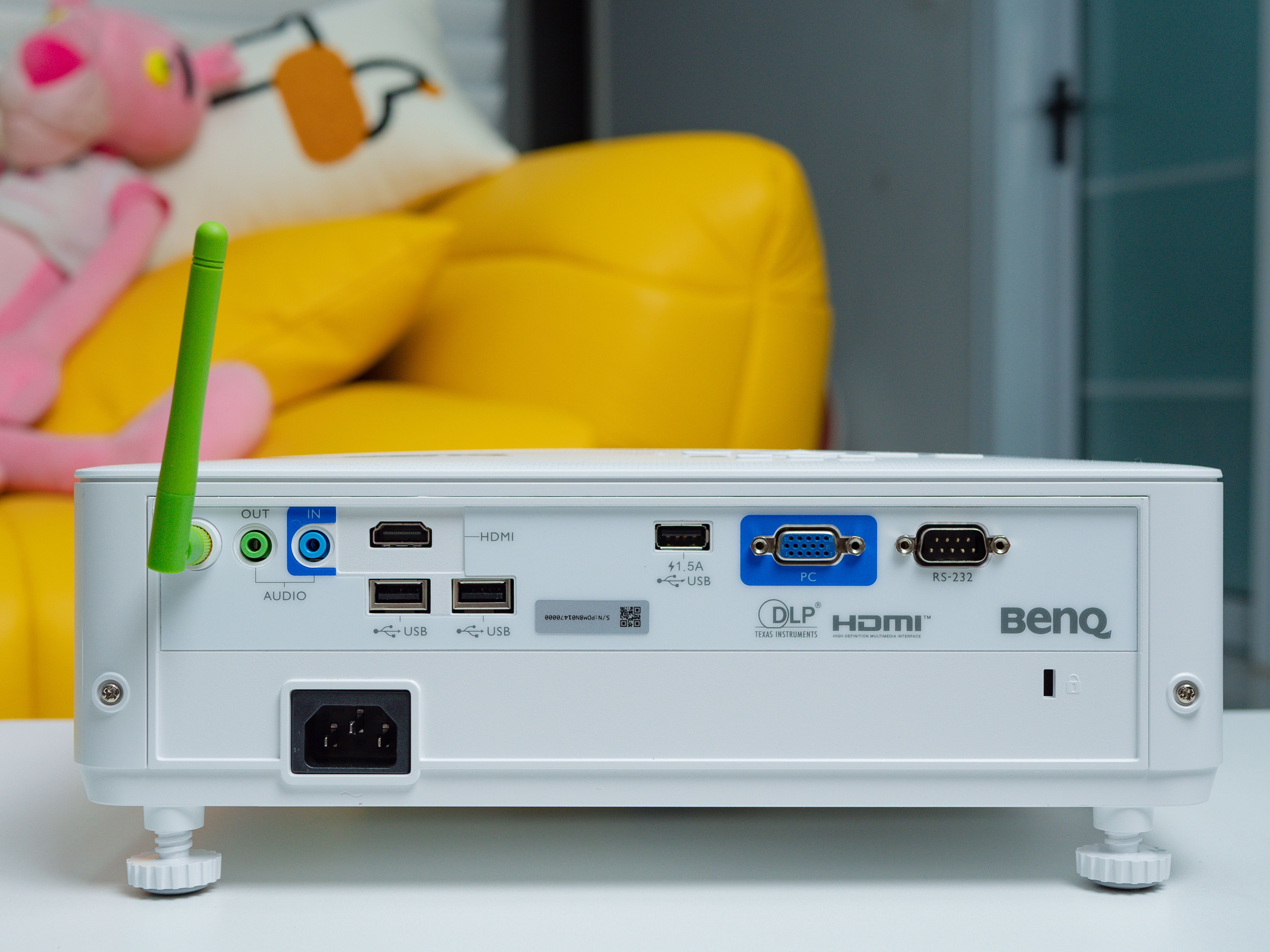 突破屏幕限制，享受沉浸体验：明基E582智能投影仪体验