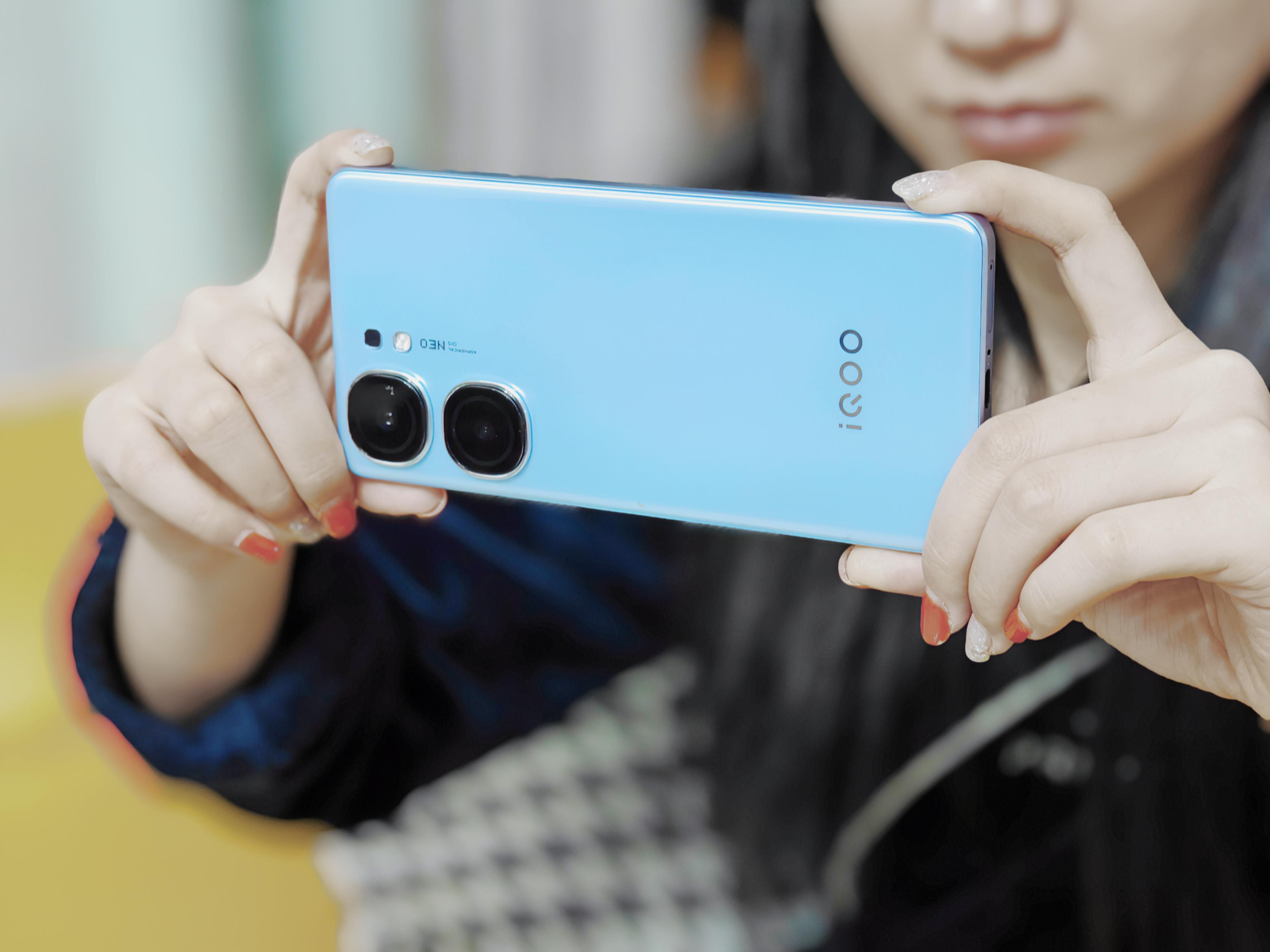 设计换新、影像加强，iQOO中端机正式开卷！