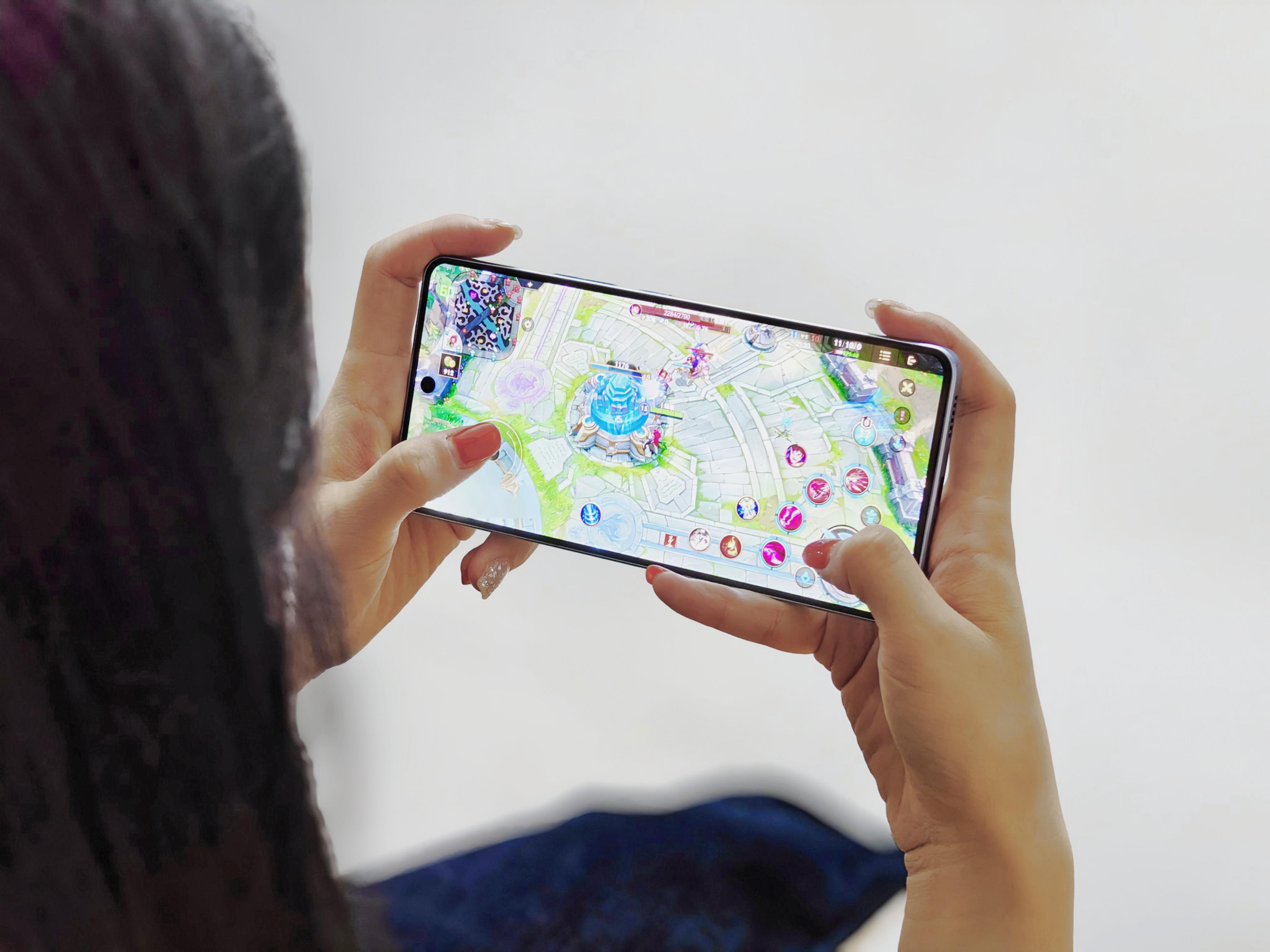 设计换新、影像加强，iQOO中端机正式开卷！