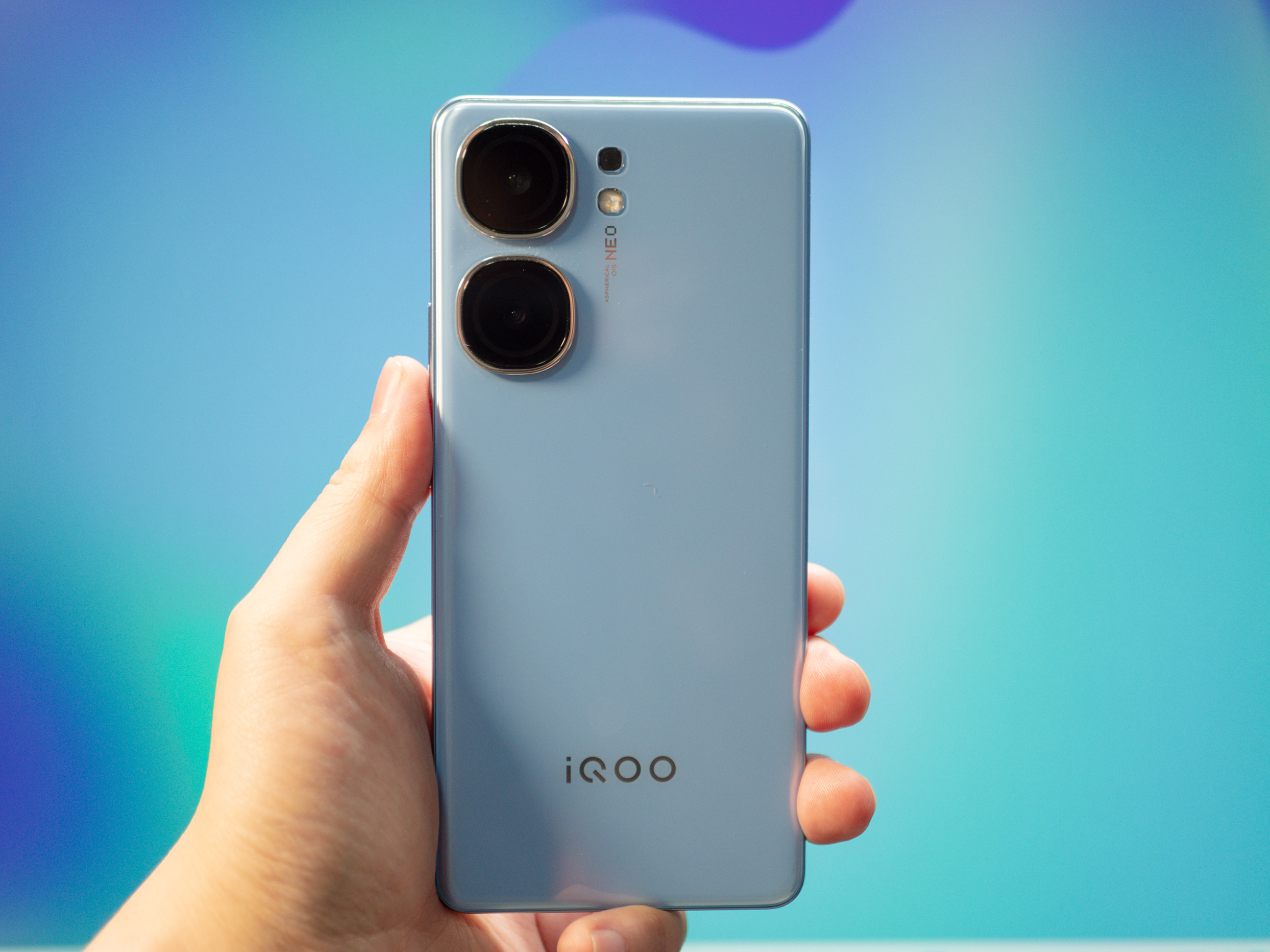 设计换新、影像加强，iQOO中端机正式开卷！