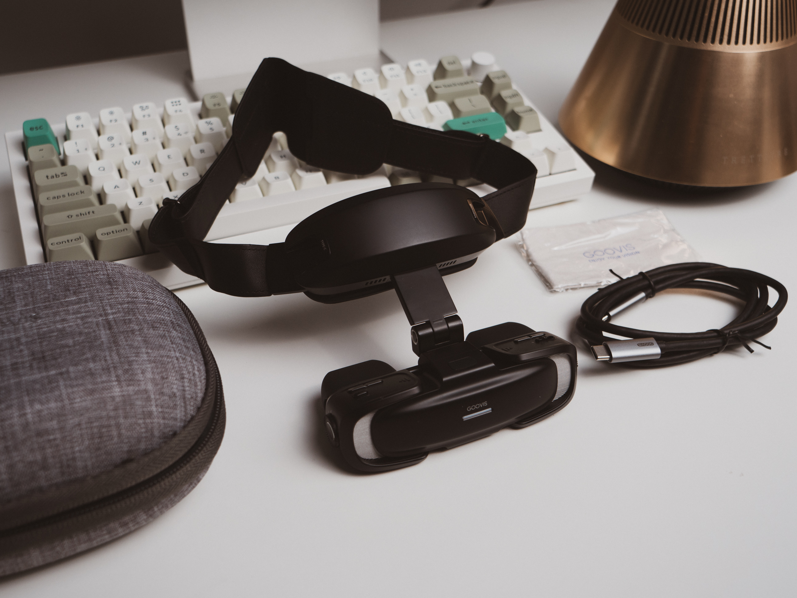 沉浸巨幕打破现实界限，可以戴一整天的XR眼镜！