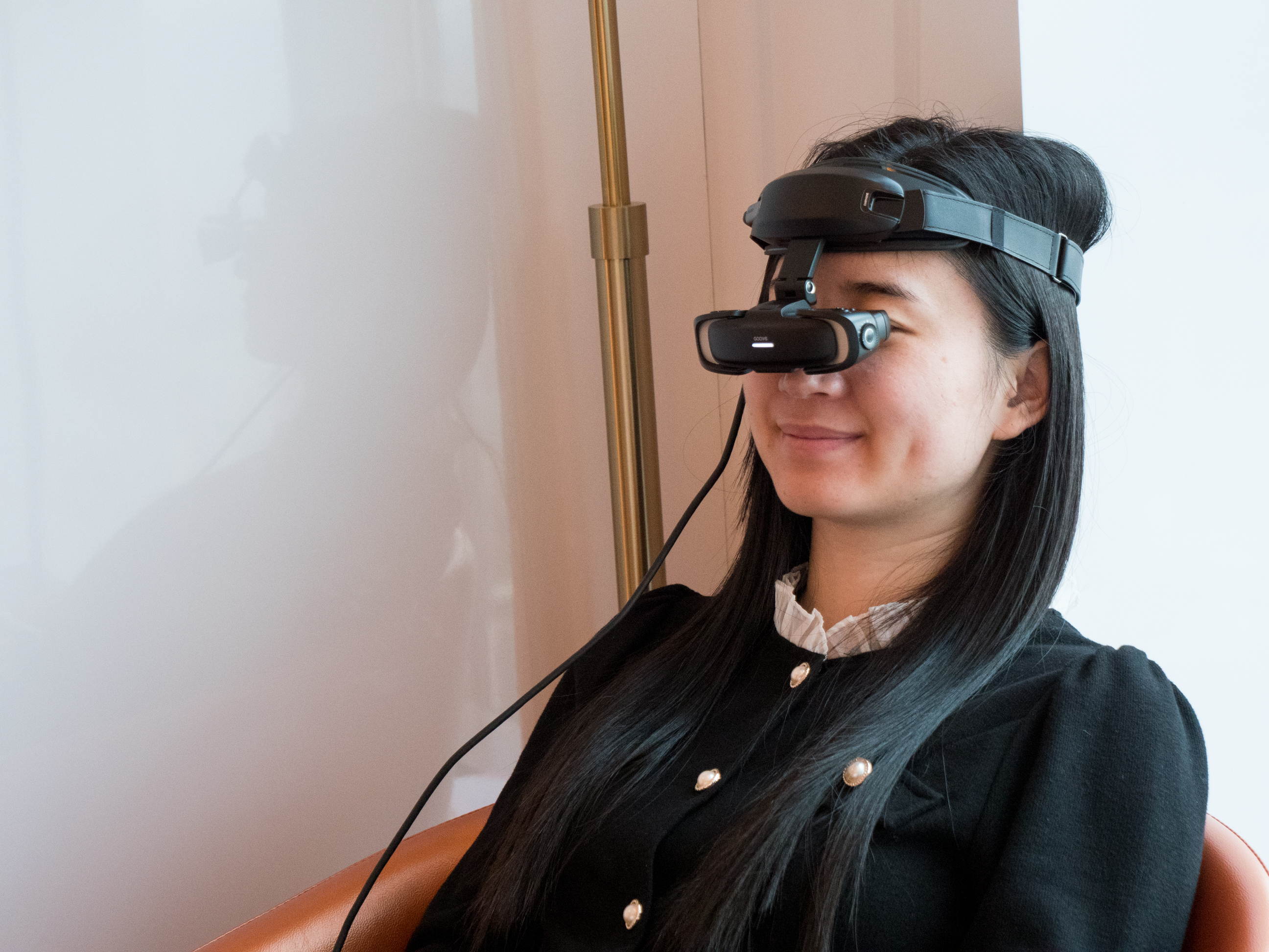 沉浸巨幕打破现实界限，可以戴一整天的XR眼镜！