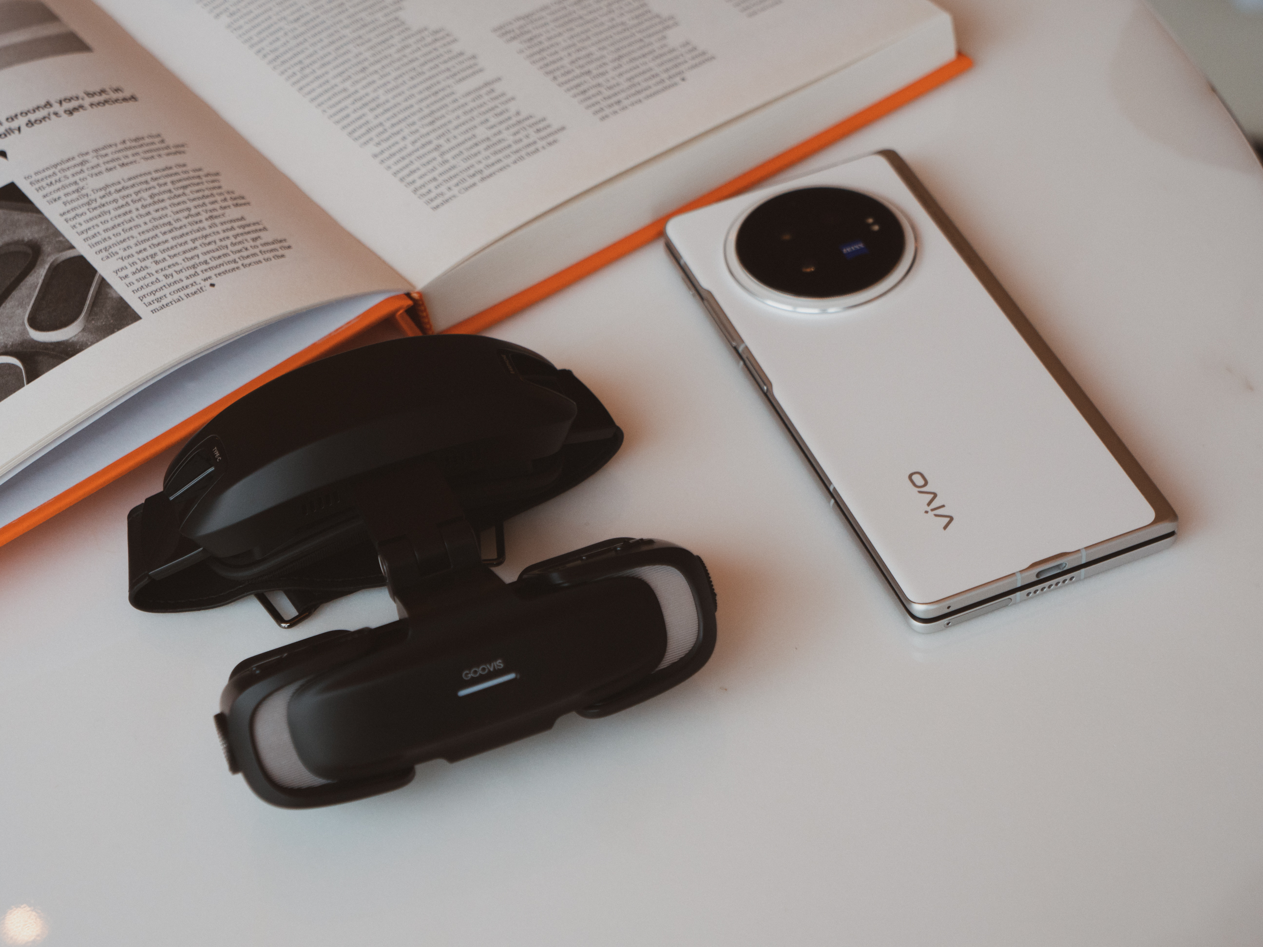 沉浸巨幕打破现实界限，可以戴一整天的XR眼镜！