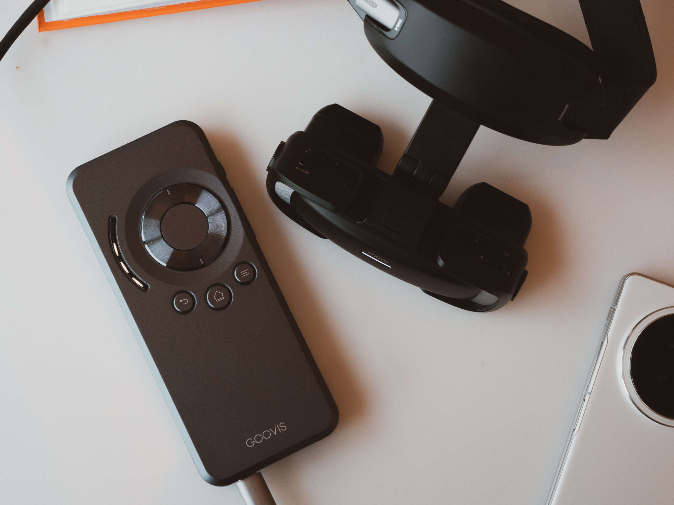 沉浸巨幕打破现实界限，可以戴一整天的XR眼镜！